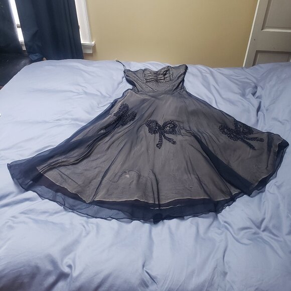Vintage 1940's gown - Picture 1 of 9